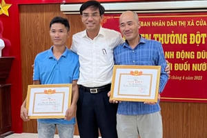 Nghệ An: Khen thưởng 2 ngư dân dũng cảm cứu sống 4 người đuối nước