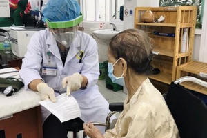 Người cao tuổi vui mừng, hào hứng khi được tiêm vắc xin