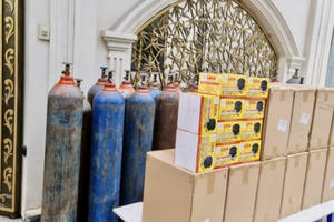 Một gia đình ở Đồng Nai trao máy trợ thở và bình oxy cho tuyến đầu chống dịch