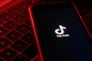 Giới trẻ Mỹ phẫn nộ vì tổng thống Donald Trump cấm TikTok Giới trẻ Mỹ phẫn nộ vì tổng thống Donald Trump cấm TikTok