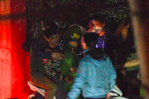 Không chế con gái, đổ xăng dọa đốt nhà để được gặp bạn gái