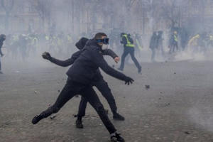 Biểu tình "Áo vàng" trở lại, bạo động xảy ra khắp Paris