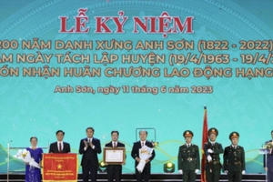 Huyện Anh Sơn đón nhận Huân chương Lao động hạng Nhì