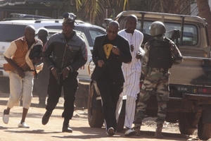 Khủng bố tấn công khách sạn tại Mali, 170 con tin bị bắt giữ Khủng bố tấn công khách sạn tại Mali, 170 con tin bị bắt giữ