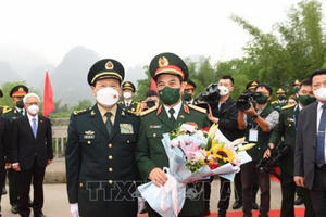 Bộ trưởng Quốc phòng 2 nước Việt - Trung giao lưu hữu nghị tại biên giới Bộ trưởng Quốc phòng 2 nước Việt - Trung giao lưu hữu nghị tại biên giới