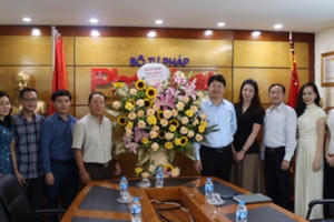 Lãnh đạo Bộ Tư pháp chúc mừng Báo Pháp luật Việt Nam nhân Ngày Báo chí Cách mạng