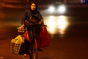 Người lao động mưu sinh trong đêm rét