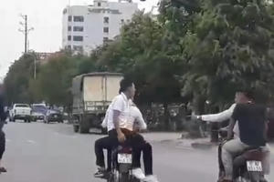 [Clip]: Phẫn nộ với nhóm "Sửu nhi" đi xe máy lạng lách, đánh võng trên đường