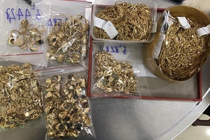 Hai kẻ lấy cắp 230 lượng vàng bất ngờ...giao nộp thêm 200 lượng vàng