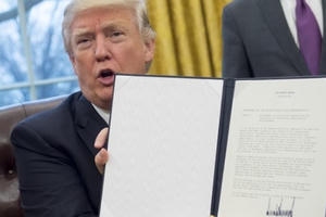 Ông Donald Trump chính thức ký sắc lệnh rút khỏi Hiệp định TPP