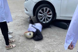 Quảng Ninh: Va chạm với xe ô tô của phụ huynh trong sân trường, một học sinh bị thương