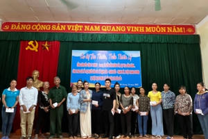Ca sĩ Du Thiên cùng mạnh thường quân hỗ trợ người dân miền Trung khắc phục hậu quả bão lũ