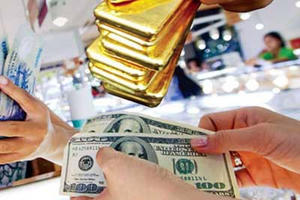 Giá vàng lao dốc, USD trượt đáy 2 tháng