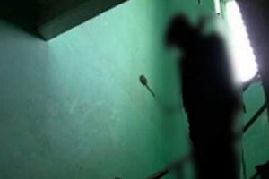 Bàng hoàng phát hiện thi thể người đàn ông treo cổ bí ẩn trong ngôi nhà hoang