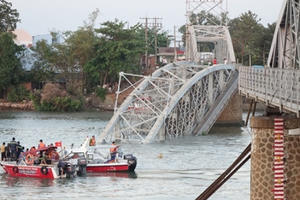 Sập cầu, không sập... ghế