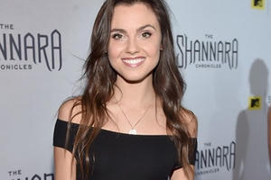 Nữ diễn viên xinh đẹp Poppy Drayton quyến rũ trong vai nàng tiên cá