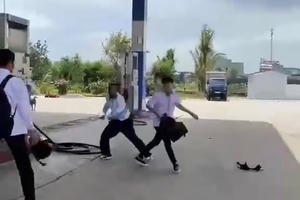 Hồi chuông cảnh báo từ những clip học sinh đánh nhau