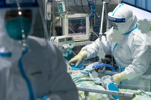 Bác sĩ Vũ Hán mặc bỉm điều trị bệnh nhân nhiễm virus corona