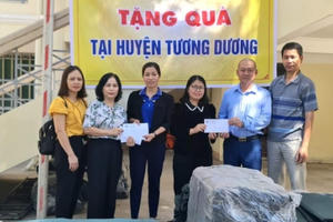 Mang "hơi ấm" đến với bà con vùng lũ, khó khăn tại Nghệ An