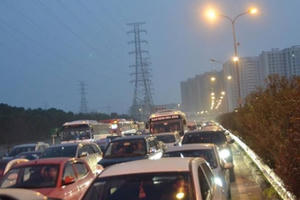 Cao tốc Pháp Vân- Cầu Giẽ ùn tắc kéo dài chưa từng thấy, trạm thu phí phải xả