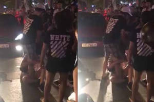 Clip: Nghi vấn vợ bế con nhỏ bắt quả tang chồng đi với bồ, náo loạn Thủ đô