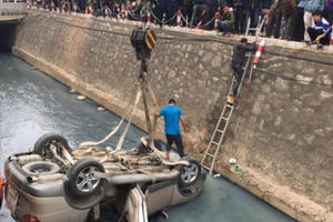 "Xế hộp" bất ngờ lao xuống mương, một phụ nữ bị mắc kẹt