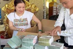 Khi khám nhà Đường Nhuệ, Công an tỉnh Thái Bình thu được nhiều cọc tiền mệnh giá lớn