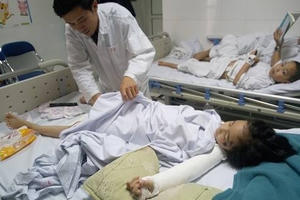 Bà và mẹ mất trên đường đi khám bệnh: Bé gái 6 tuổi đau đớn trên giường bệnh