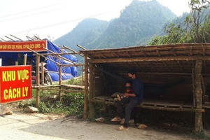 Bố cõng con vượt biên từ Lào về Việt Nam giữa “cơn bão” Covid-19