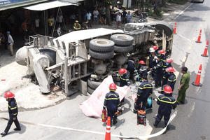 Video ghi lại cảnh xe bồn gây tai nạn kinh hoàng khiến 3 người trong một gia đình thiệt mạng
