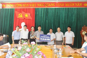 Bộ trưởng Lê Thành Long thăm, tặng quà nhân dân vùng lũ Mường Lát