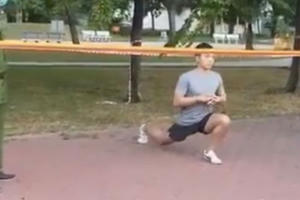 Bất chất lệnh giãn cách, nam thanh niên không đeo khẩu trang ra công viên tập thể dục Bất chất lệnh giãn cách, nam thanh niên không đeo khẩu trang ra công viên tập thể dục