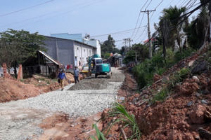 Đồng Nai: Dư luận bức xúc trước nhiều hộ dân xây nhà "nuốt" đường công?