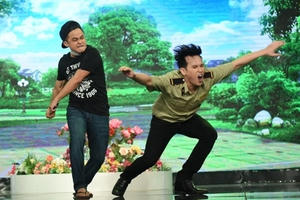 Nguyên Vũ bị đánh "tả tơi" trên sân khấu vì trúng vé số độc đắc