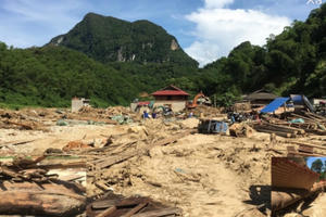 Lũ rất lớn cuốn gỗ "khủng" từ thượng nguồn về đâm thẳng vào nhà dân