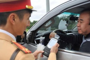 Bộ Y tế: CSGT cần dùng riêng ống thổi, sát khuẩn thiết bị trước khi đo nồng độ cồn