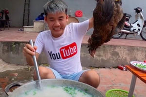 Băn khoăn việc xử phạt vụ nấu cháo gà nguyên lông