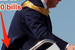Nắm tiền trong túi quần Tổng thống Trump