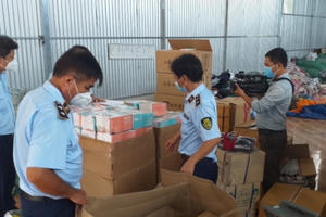 Lực lượng chức năng Tây Ninh tạm giữ kho hàng khủng có dấu hiệu nhập lậu