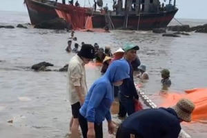 Nghệ An: Cán bộ, chiến sỹ cùng người dân giải cứu tàu gặp nạn