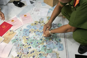 "Ổ nhóm" thu lợi bất chính hàng trăm triệu đồng từ sản xuất giấy tờ, tài liệu giả