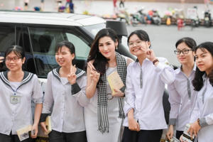 Á hậu Tú Anh khoe vóc dáng hoàn hảo sau sinh