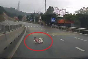 Quảng Ninh: Clip em bé bò ra giữa đường khiến người xem “rụng rời chân tay”