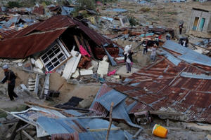 1.200 tù nhân Indonesia vượt ngục trong động đất, sóng thần