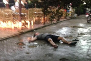 Bị đánh nhừ tử vì say rượu, ôm hôn vợ bạn