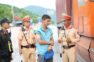 Tổng kiểm soát xe ô tô kinh doanh vận tải bằng container trên địa bàn tỉnh Nghệ An