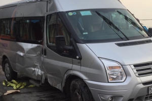 Bình Dương: Ô tô 16 chỗ lật nhào trên quốc lộ 1