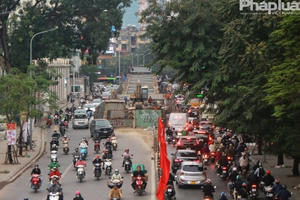 Cận tết Quý Mão, người dân Thủ đô khốn khổ vì lô cốt