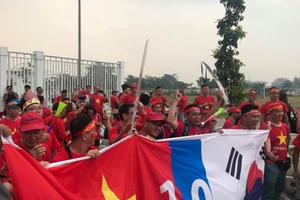 CĐV Việt Nam đổ bộ sân Pakansari, "niềm tin chiến thắng 1 - 0 trước Hàn Quốc"