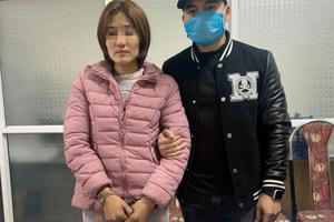 Lật tẩy hành tung 'sơn nữ' nửa đêm ôm túi đứng bên đường Lật tẩy hành tung 'sơn nữ' nửa đêm ôm túi đứng bên đường